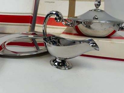 LETANG & RÉMY à PARIS.
Lot d'inox à décor...