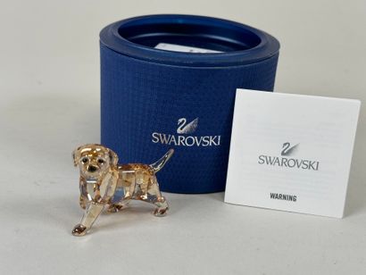 SWAROVSKI. 
Petit chien en cristal fumé facetté.
3,5...