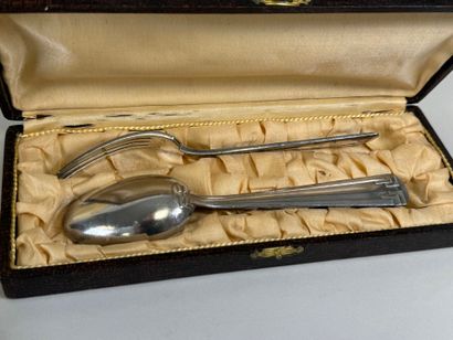 Lot d'argenterie comprenant :
- Assiette...