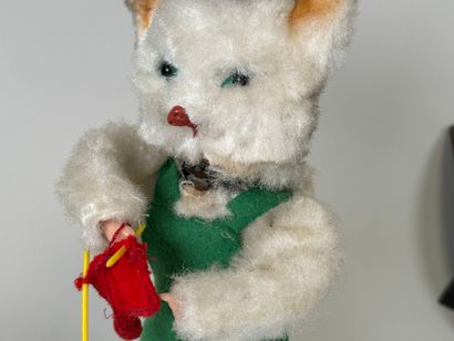 MECHANICAL TOY.
Knitting cat with winding...