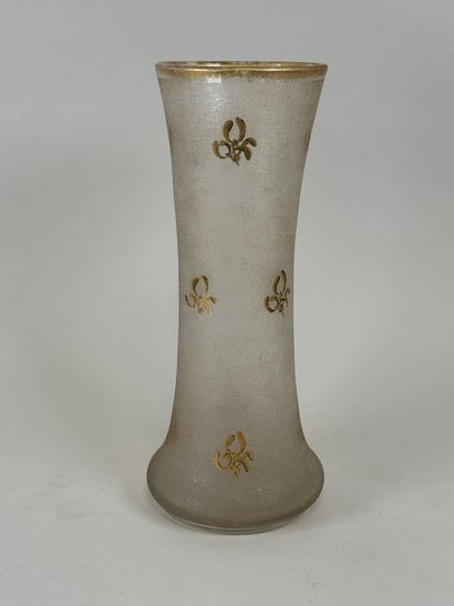 Vase en verre givré rehaussé d'or à décor...