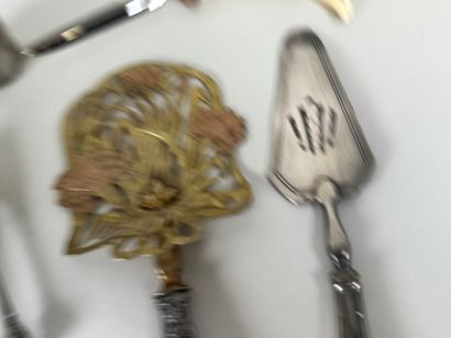 Lot d'argenterie comprenant :
- Pince à sucre...