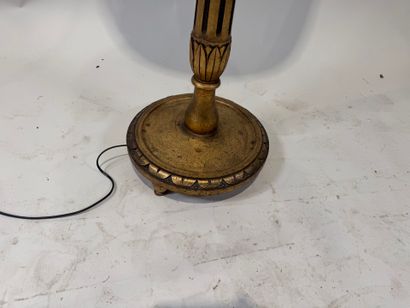 Gilded wood floor lamp, fluted shaft.
Louis...
