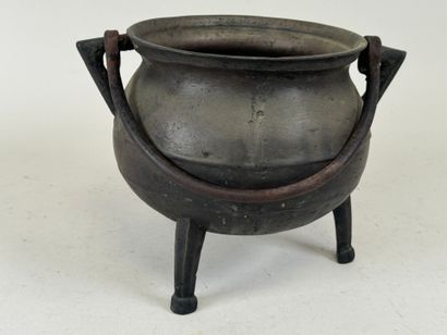 CHINA, FOLK ART.
Tripod cauldron in bronze...