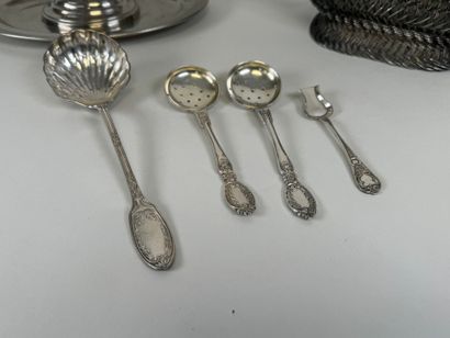 Lot d'argenterie comprenant : 
- une saucière...