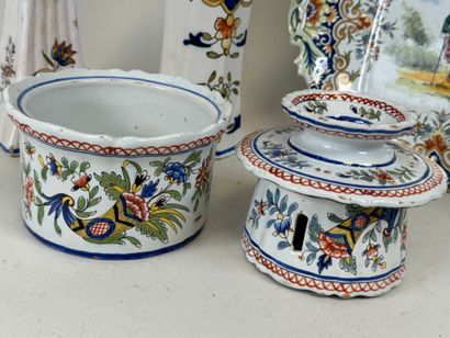 Small lot of 5 pieces in Rouen-inspired earthenware.
Dish...