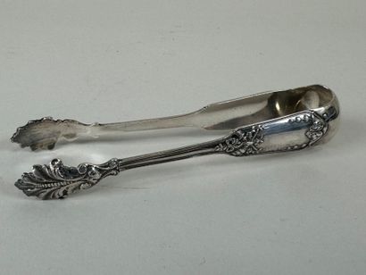 Pince à sucre en argent ciselé de motifs...