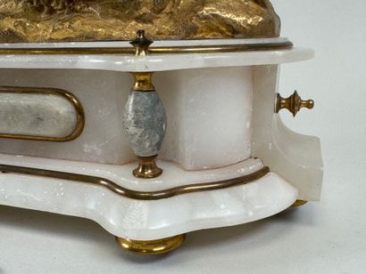 Pendule en régule doré à décor d'un jeune...