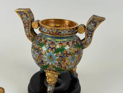 CHINE, XXe.
Brûle-parfum en bronze doré et...
