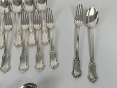 Partie de ménagère en argent ciselé modèle...