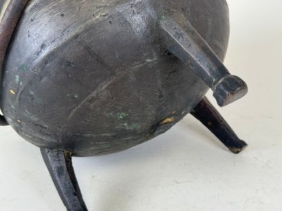 CHINA, FOLK ART.
Tripod cauldron in bronze...