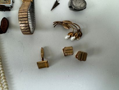Lot of costume jewelry including 2 wristwatches,...