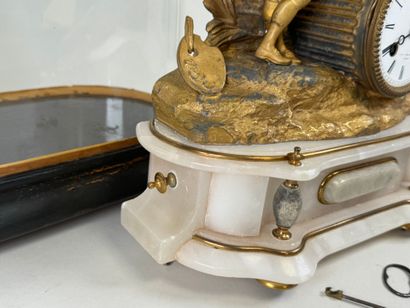 Pendule en régule doré à décor d'un jeune...