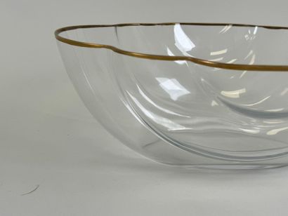 Grand saladier de forme polylobée en verre...