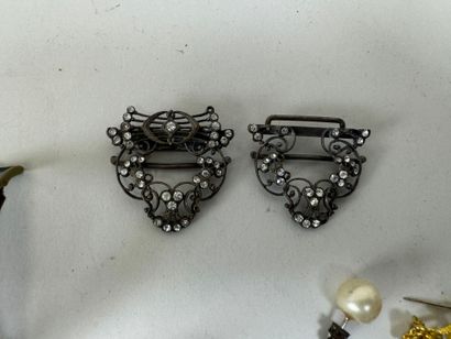 Lot of costume jewelry including 2 wristwatches,...