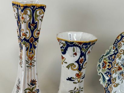 Small lot of 5 pieces in Rouen-inspired earthenware.
Dish...