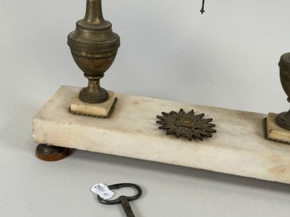 Pendule portique en marbre blanc et bronze,...