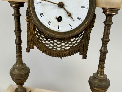 Pendule portique en marbre blanc et bronze,...