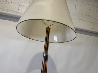 Gilded wood floor lamp, fluted shaft.
Louis...