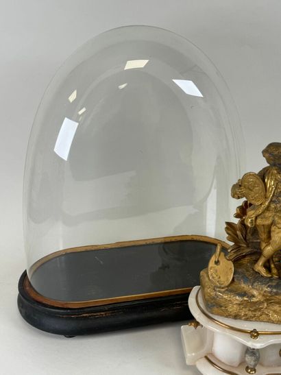 Pendule en régule doré à décor d'un jeune...
