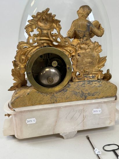 Pendule en régule doré à décor d'un jeune...