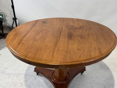 Circular table or tripod pedestal table in...