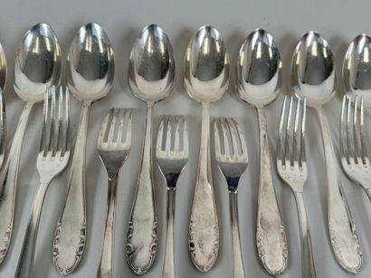 Partie de ménagère en métal argenté modèle...