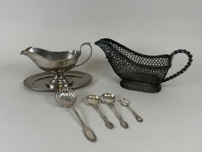 Lot d'argenterie comprenant : 
- une saucière...