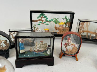 CHINA, 20th century.
Collection of 9 glass...