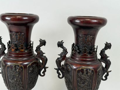 CHINE, XXe.
Paire de vase en bronze ciselé...