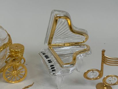 Lot including :
- gilt metal and glass pumpkin...