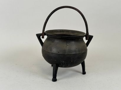 CHINA, FOLK ART.
Tripod cauldron in bronze...