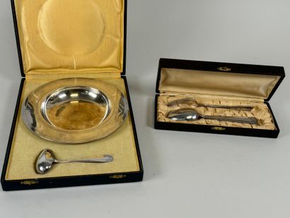 Lot d'argenterie comprenant :
- Assiette...