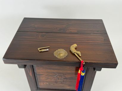 CORÉE, XXe.
Petit coffre en bois teinté à...