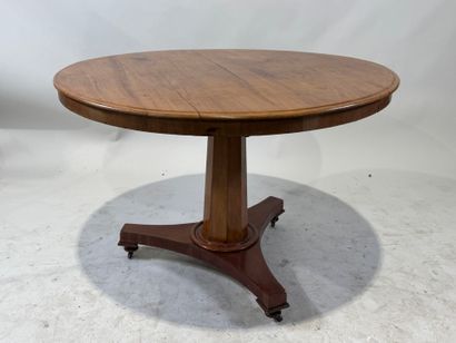 Circular table or tripod pedestal table in...