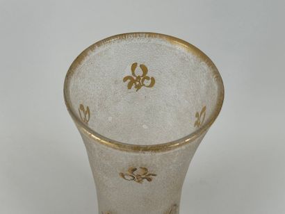 Vase en verre givré rehaussé d'or à décor...
