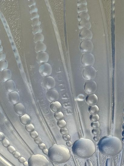ETLING.
Large circular opalescent molded...