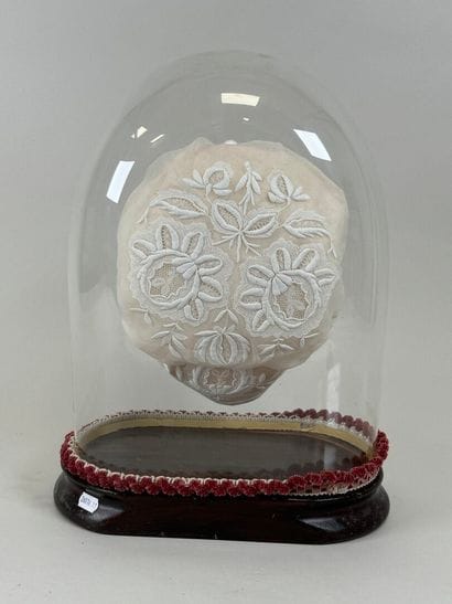 Bonnet de Touraine brodé présenté sous un...