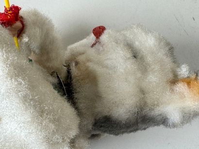 MECHANICAL TOY.
Knitting cat with winding...