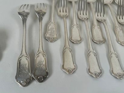 Partie de ménagère en argent ciselé modèle...