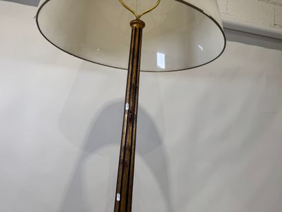 Gilded wood floor lamp, fluted shaft.
Louis...