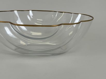 Grand saladier de forme polylobée en verre...