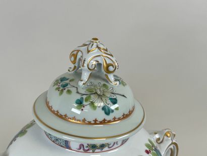 HAVILAND in LIMOGES.
Large covered porcelain...