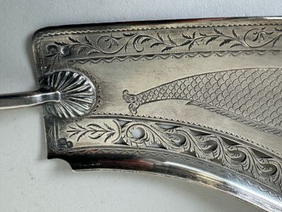 Grande pelle à poisson en argent ajouré et...