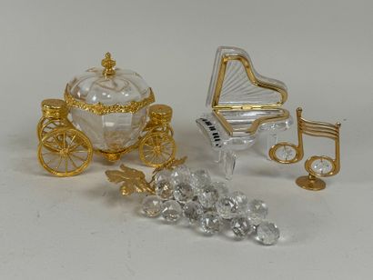 Lot including :
- gilt metal and glass pumpkin...
