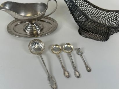 Lot d'argenterie comprenant : 
- une saucière...