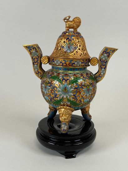 CHINE, XXe.
Brûle-parfum en bronze doré et...
