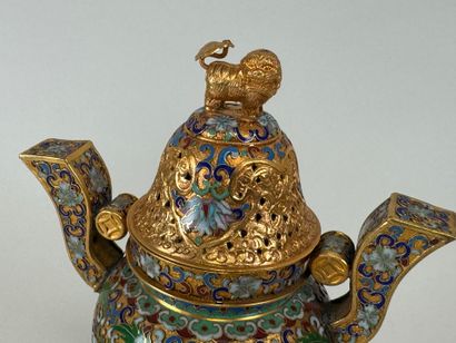 CHINE, XXe.
Brûle-parfum en bronze doré et...