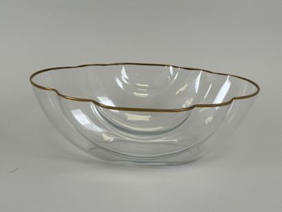 Grand saladier de forme polylobée en verre...