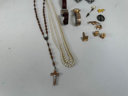 Lot of costume jewelry including 2 wristwatches,...